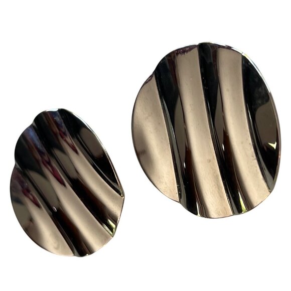 2 Pairs Of Vintage Metal Earrings Rippled Silver & Textured Silver Round Designs - Picture 2 of 9